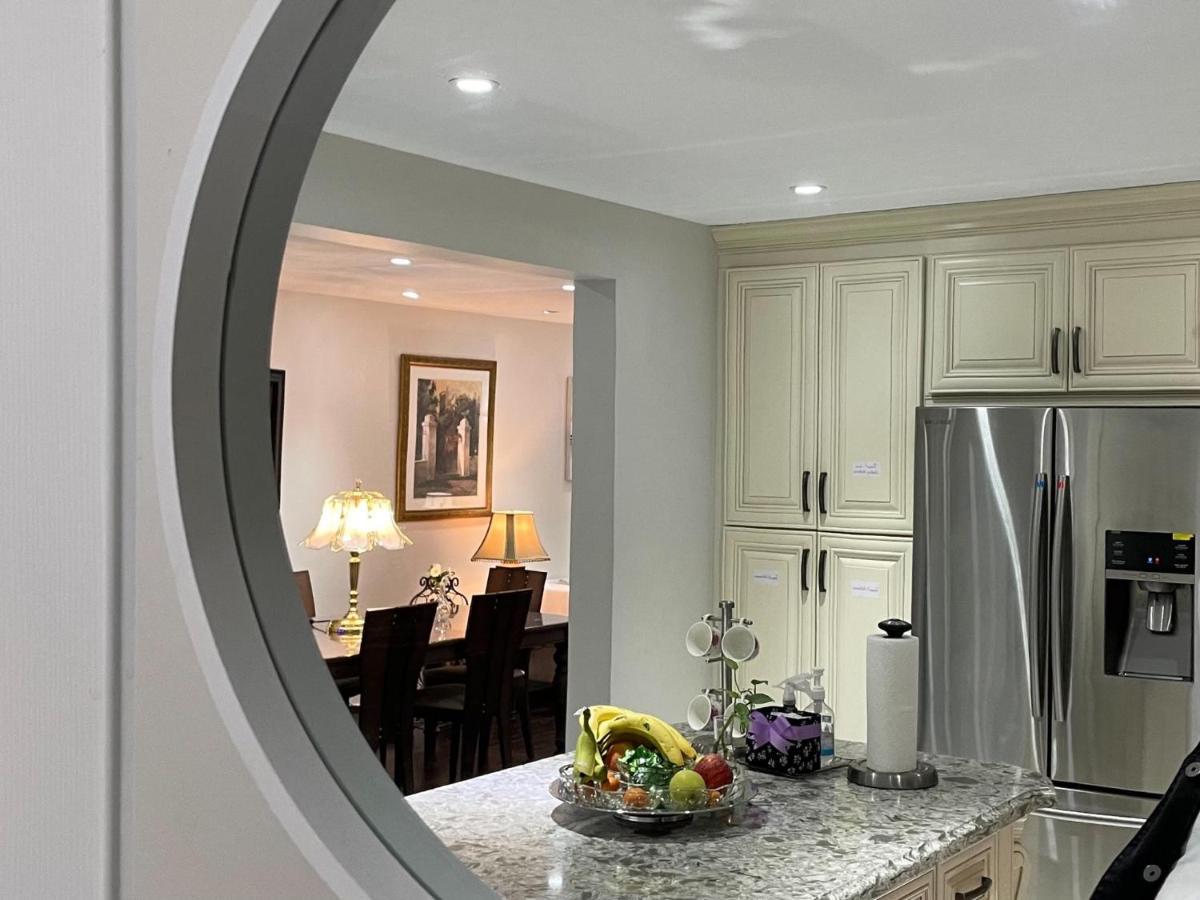 77 Nice And Warm Series Rooms Торонто Экстерьер фото